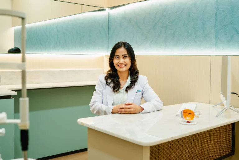 dr-ni-luh-made-novi-ratnasari-sp-m-dokter-mata-ciputra-smg-eye-clinic-bali