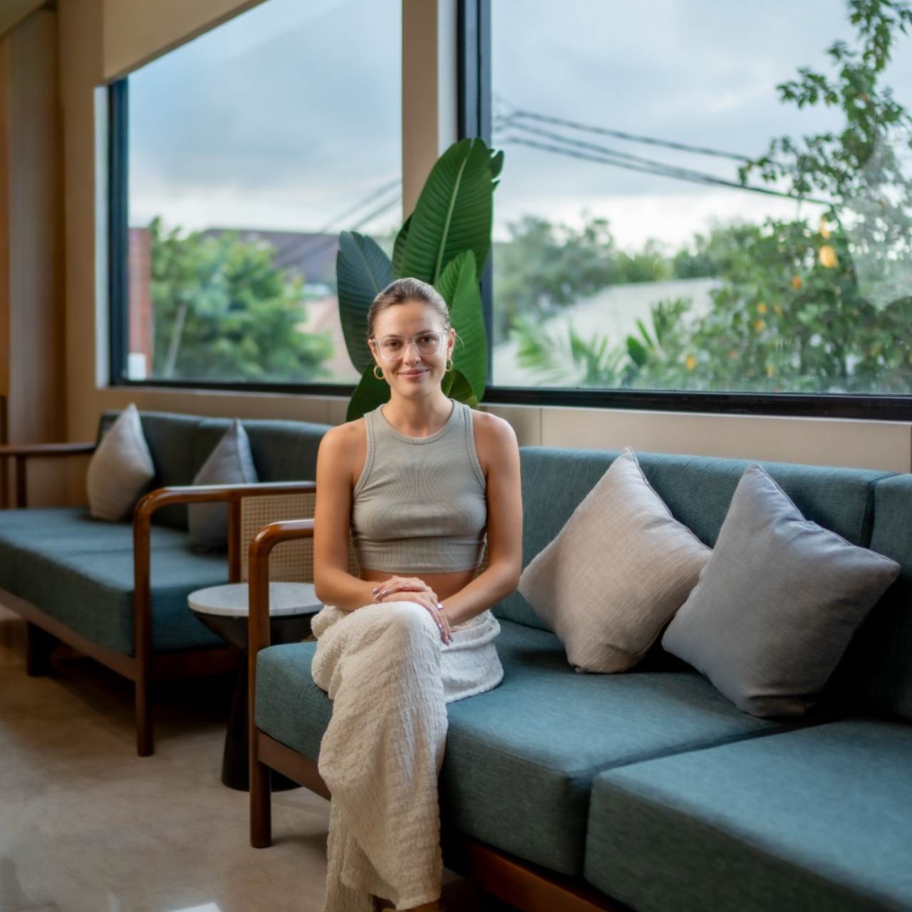 Eva (@eva.mgrt), fotografer profesional saat melakukan konsultasi mata di ruang tunggu Ciputra SMG Eye Clinic Bali.